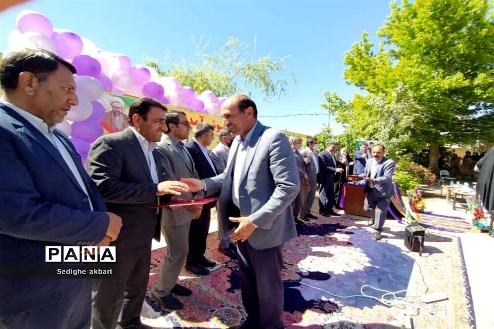 تجلیل از معلمان و دانش‌آموزان برتر دبیرستان دخترانه نمونه الزهرا یاسوج