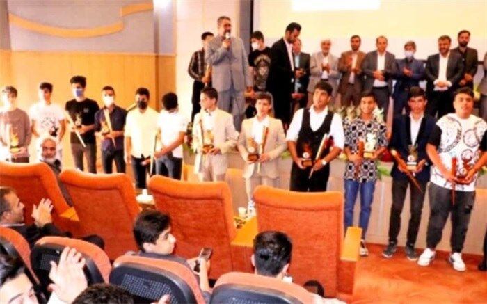رونمایی از هشت جلد کتاب تألیفات معلمان هنرستان علم و صنعت اسلامشهر