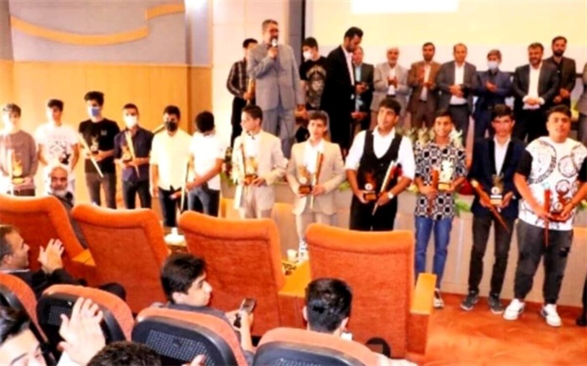 رونمایی از هشت جلد کتاب تألیفات معلمان هنرستان علم و صنعت اسلامشهر