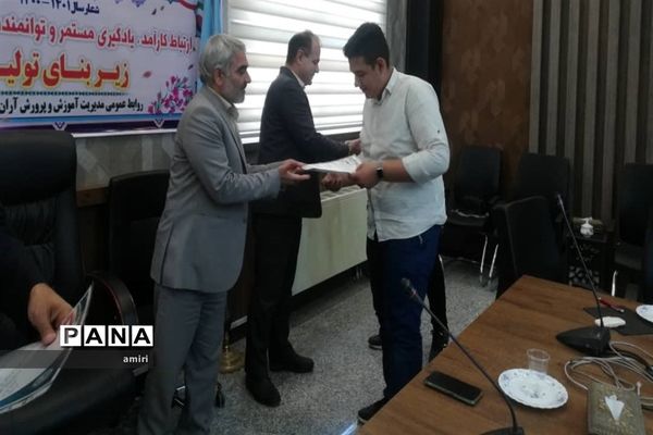 جلسه دانش‌آموزان عضو مجلس دانش‌آموزی و اهدا حکم‌های دانش‌آموزان درشهرستان آران و بیدگل