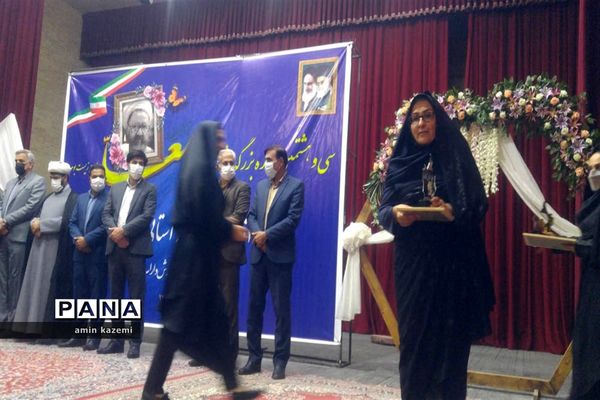 تجلیل از معلمان، مدیران، معاونان و مربیان و کارمندان  نمونه آموزش وپرورش داراب