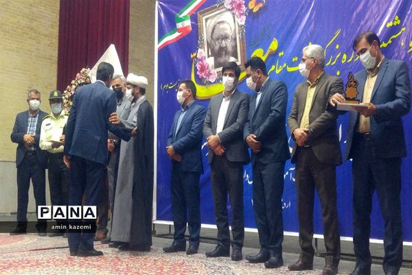 تجلیل از معلمان، مدیران، معاونان و مربیان و کارمندان  نمونه آموزش وپرورش داراب