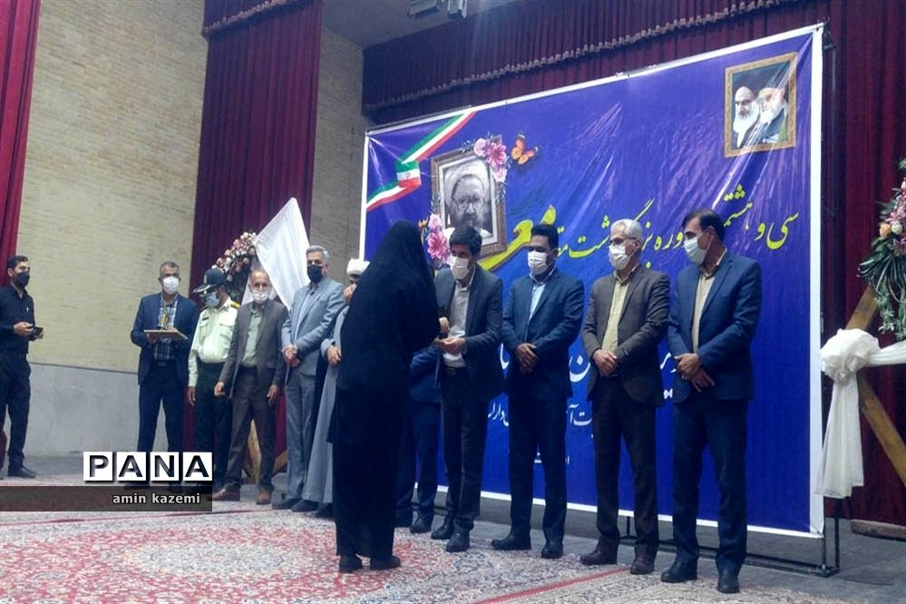 تجلیل از معلمان، مدیران، معاونان و مربیان و کارمندان  نمونه آموزش وپرورش داراب