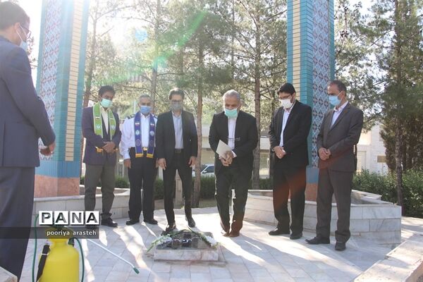غبارروبی مزارشهدا به مناسبت 21 اردیبهشت ماه  سالروز تاسیس سازمان دانش‌آموزی