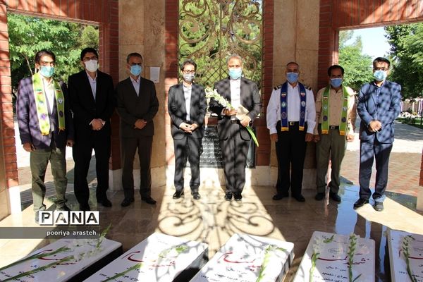 غبارروبی مزارشهدا به مناسبت 21 اردیبهشت ماه  سالروز تاسیس سازمان دانش‌آموزی