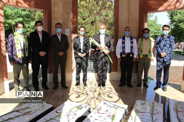 غبارروبی مزارشهدا به مناسبت 21 اردیبهشت ماه  سالروز تاسیس سازمان دانش‌آموزی