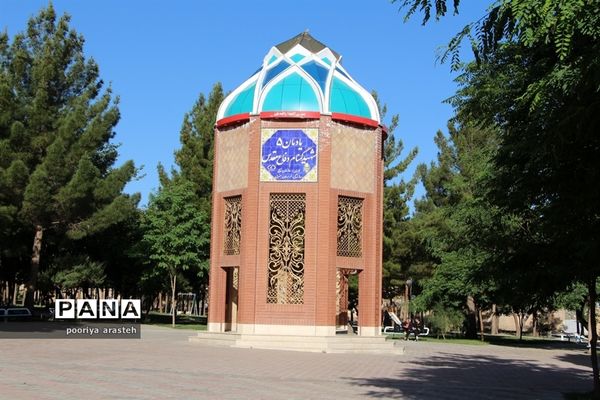 غبارروبی مزارشهدا به مناسبت 21 اردیبهشت ماه  سالروز تاسیس سازمان دانش‌آموزی