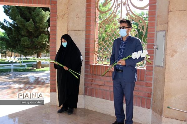 غبارروبی مزارشهدا به مناسبت 21 اردیبهشت ماه  سالروز تاسیس سازمان دانش‌آموزی