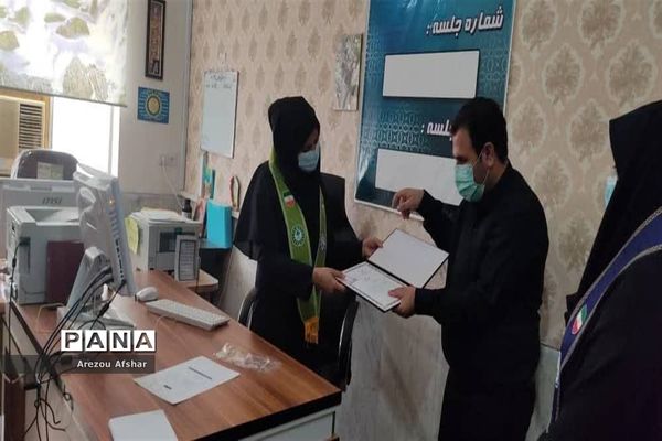 تقدیر سرپرست اداره آموزش و پرورش به‌مناسبت سالروز سازمان دانش‌آموزی در شهر بندرامام خمینی ٰ(ره)