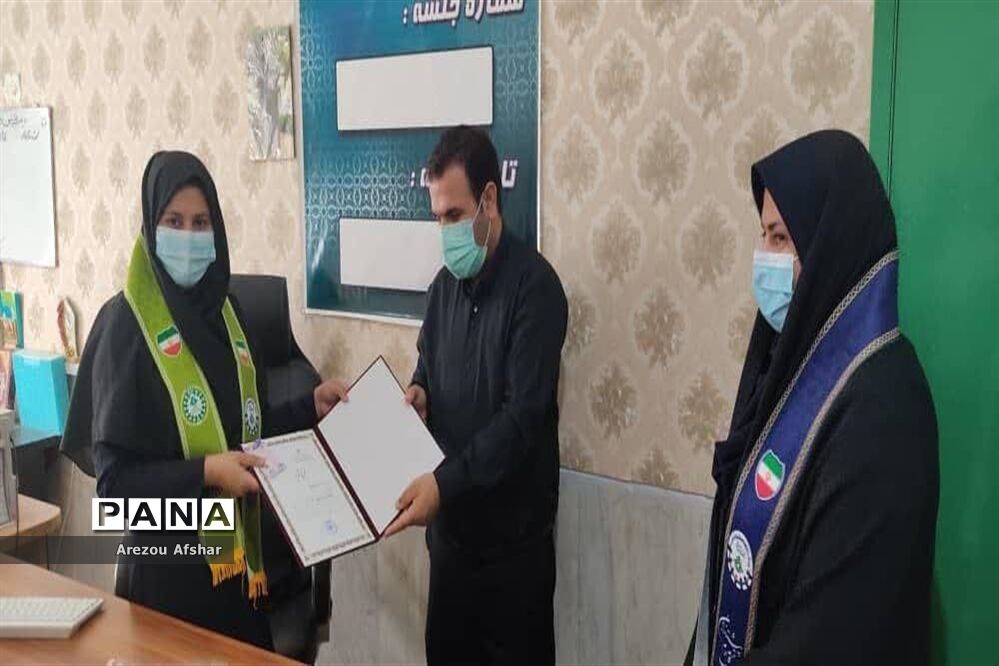 تقدیر سرپرست اداره آموزش و پرورش به‌مناسبت سالروز سازمان دانش‌آموزی در شهر بندرامام خمینی ٰ(ره)