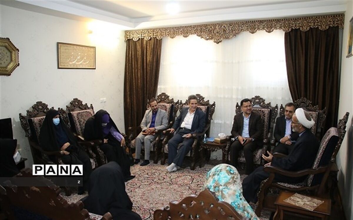 عیادت از فرهنگی ایثارگر به مناسبت هفته گرامیداشت مقام معلم