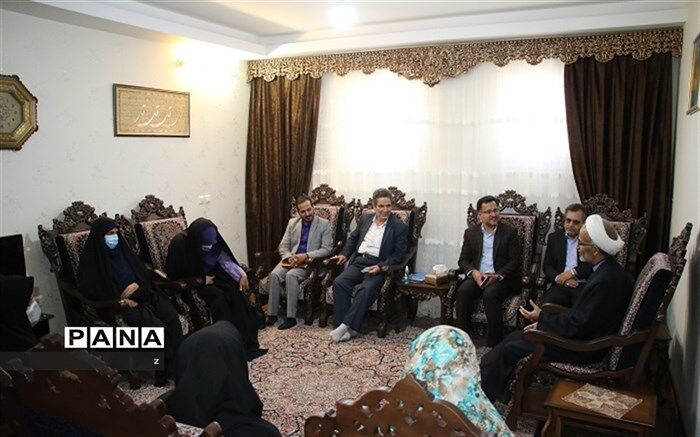 عیادت از فرهنگی ایثارگر به مناسبت هفته گرامیداشت مقام معلم