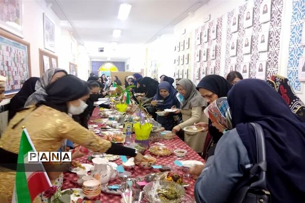 برگزاری جشنواره غذاهای بومی و محلی به مناسبت هفته سلامت در هنرستان حضرت زهرا (س) ناحیه 4 کرج