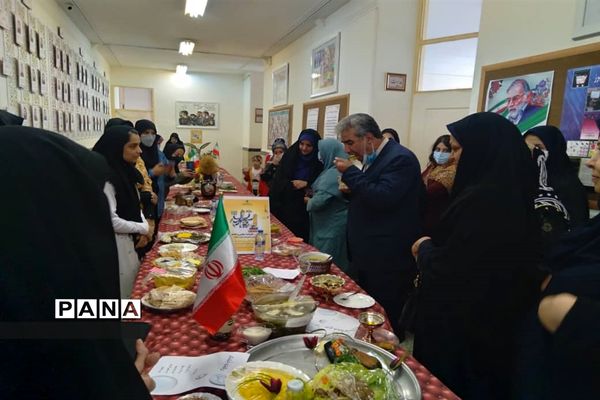 برگزاری جشنواره غذاهای بومی و محلی به مناسبت هفته سلامت در هنرستان حضرت زهرا (س) ناحیه 4 کرج