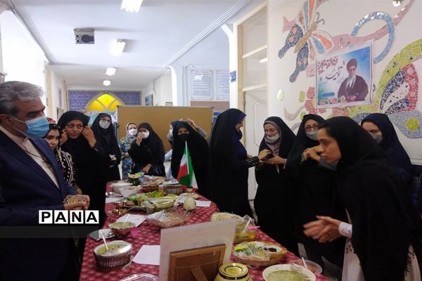 برگزاری جشنواره غذاهای بومی و محلی به مناسبت هفته سلامت در هنرستان حضرت زهرا (س) ناحیه 4 کرج