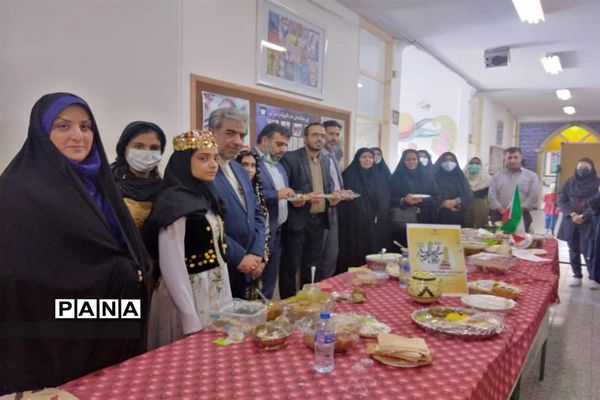 برگزاری جشنواره غذاهای بومی و محلی به مناسبت هفته سلامت در هنرستان حضرت زهرا (س) ناحیه 4 کرج