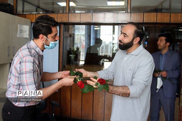 تقدیر قائم‌مقام سازمان دانش‌آموزی از کارکنان در بیست و سومین سالگرد تاسیس سازمان دانش‌آموزی کشور