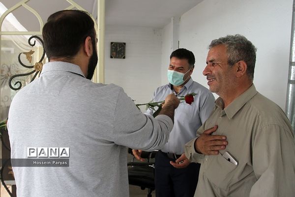 تقدیر قائم‌مقام سازمان دانش‌آموزی از کارکنان در بیست و سومین سالگرد تاسیس سازمان دانش‌آموزی کشور