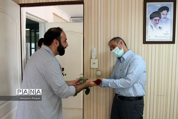 تقدیر قائم‌مقام سازمان دانش‌آموزی از کارکنان در بیست و سومین سالگرد تاسیس سازمان دانش‌آموزی کشور