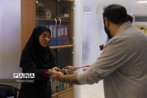 تقدیر قائم‌مقام سازمان دانش‌آموزی از کارکنان در بیست و سومین سالگرد تاسیس سازمان دانش‌آموزی کشور