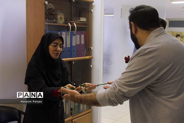 تقدیر قائم‌مقام سازمان دانش‌آموزی از کارکنان در بیست و سومین سالگرد تاسیس سازمان دانش‌آموزی کشور