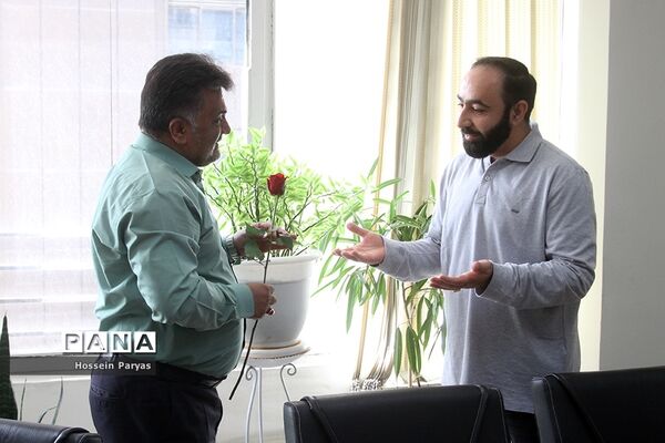تقدیر قائم‌مقام سازمان دانش‌آموزی از کارکنان در بیست و سومین سالگرد تاسیس سازمان دانش‌آموزی کشور