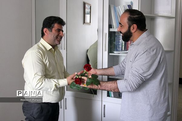 تقدیر قائم‌مقام سازمان دانش‌آموزی از کارکنان در بیست و سومین سالگرد تاسیس سازمان دانش‌آموزی کشور