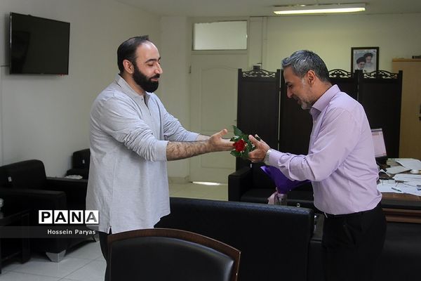 تقدیر قائم‌مقام سازمان دانش‌آموزی از کارکنان در بیست و سومین سالگرد تاسیس سازمان دانش‌آموزی کشور