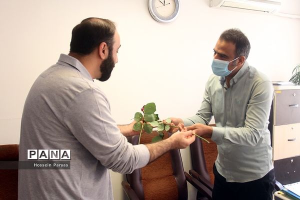 تقدیر قائم‌مقام سازمان دانش‌آموزی از کارکنان در بیست و سومین سالگرد تاسیس سازمان دانش‌آموزی کشور