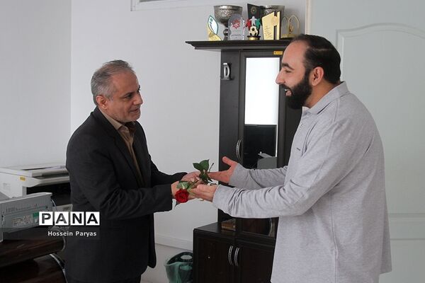 تقدیر قائم‌مقام سازمان دانش‌آموزی از کارکنان در بیست و سومین سالگرد تاسیس سازمان دانش‌آموزی کشور