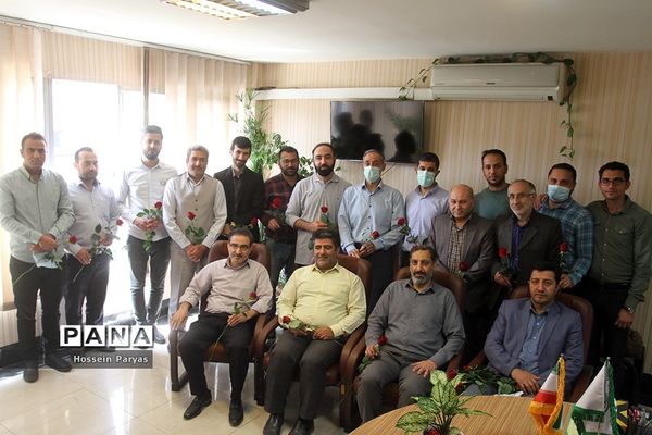 تقدیر قائم‌مقام سازمان دانش‌آموزی از کارکنان در بیست و سومین سالگرد تاسیس سازمان دانش‌آموزی کشور