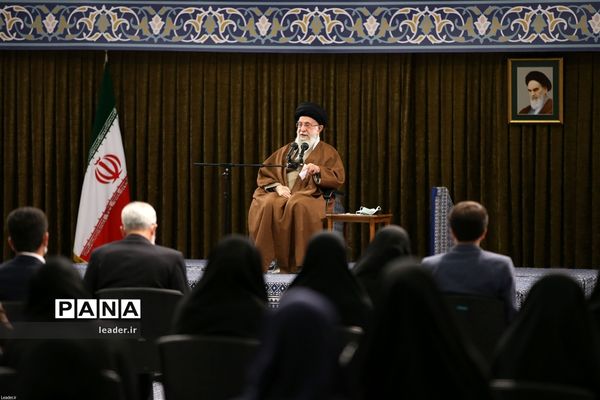 دیدار جمعی از معلمان با رهبر انقلاب اسلامی