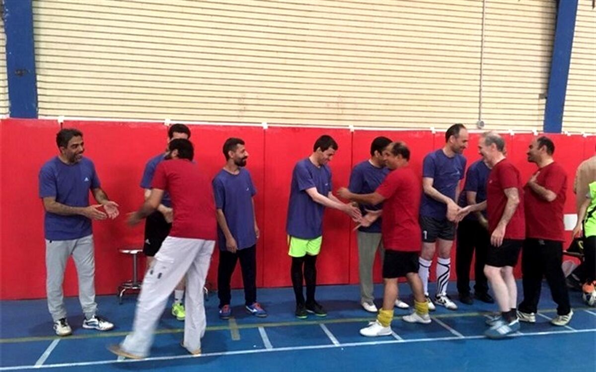 مسابقه فوتسال معلمان با پدران دانش‌آموزان مدرسه میری قم