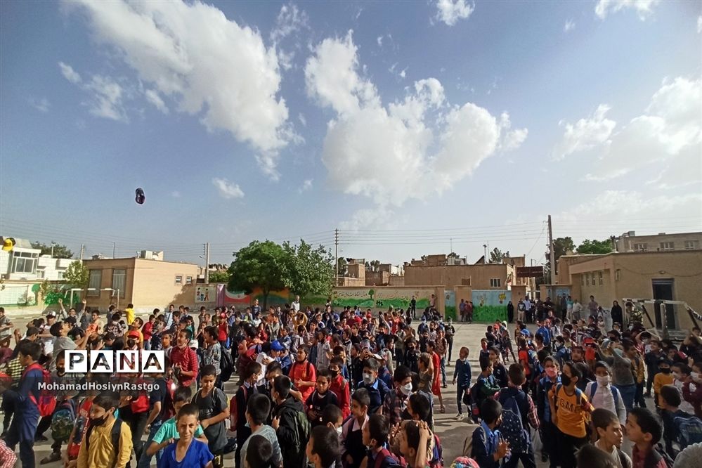 مراسم تقدیراز معلمان مدرسه شهید باهنر کاشمر