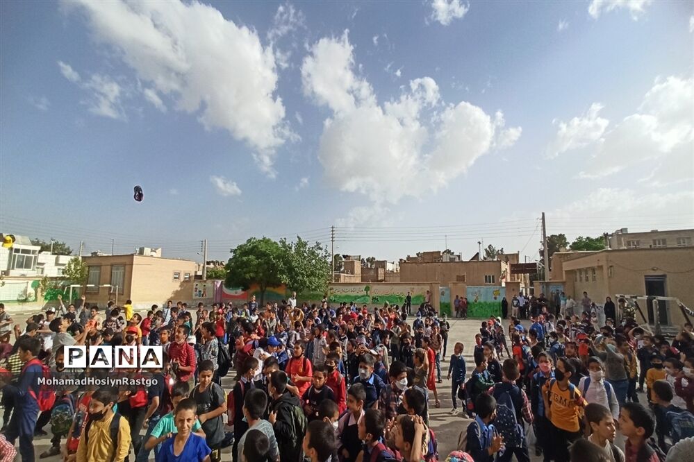 مراسم تقدیراز معلمان مدرسه شهید باهنر کاشمر