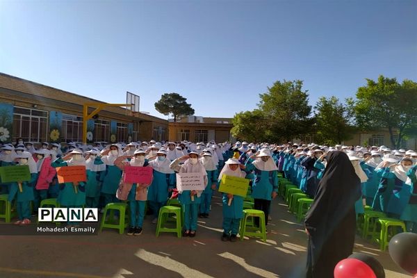 تجلیل از مدافعان سلامت و جهادگران آموزش در آباده