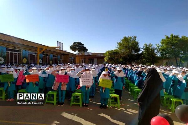 تجلیل از مدافعان سلامت و جهادگران آموزش در آباده