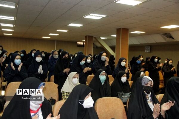 آیین تجلیل از همیاران معلم در دبیرستان دخترانه فرهنگ منطقه ۱۳