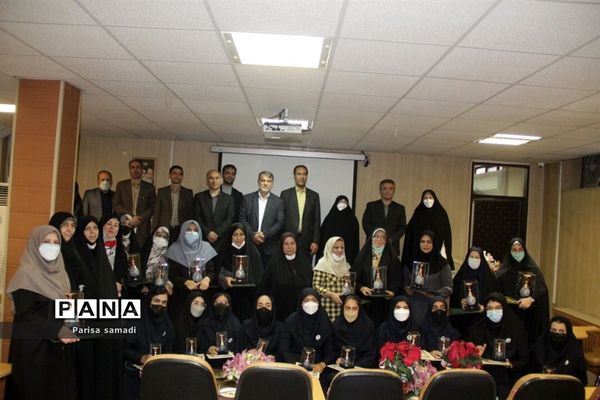 آیین تجلیل از همیاران معلم در دبیرستان دخترانه فرهنگ منطقه ۱۳