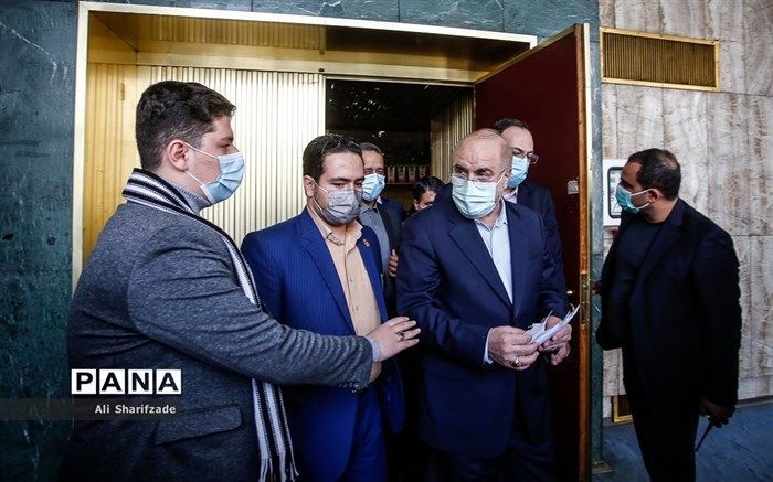 بازدید رئیس مجلس از نمایشگاه نفت، گاز، پالایش و پتروشیمی