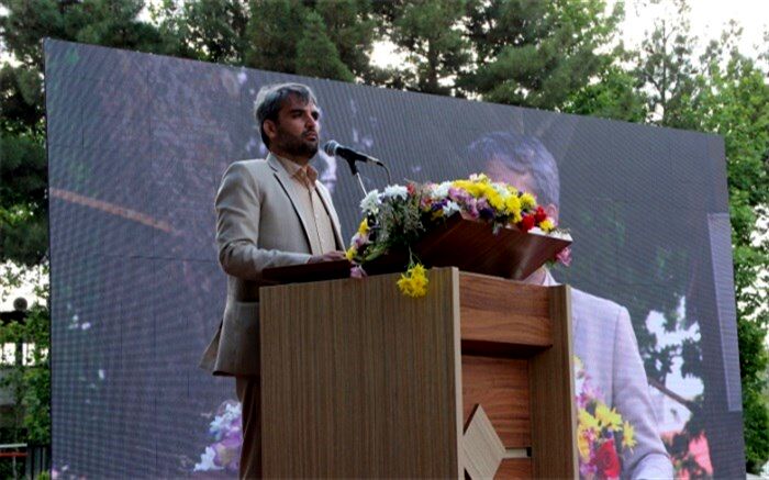 اجازه نخواهیم داد به هیچ وجه قداست معلم خدشه‌دار شود