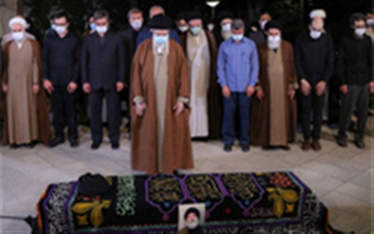 رهبر انقلاب شامگاه دوشنبه بر پیکر حجت‌‌‌الاسلام فاطمی‌نیا نماز میت اقامه کردند