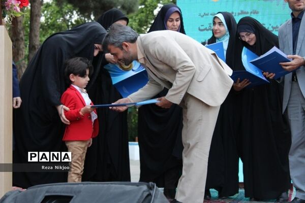 درخشش غرفه بهارستان یک در نمایشگاه دستاوردهای آموزشی و تربیتی معلمان