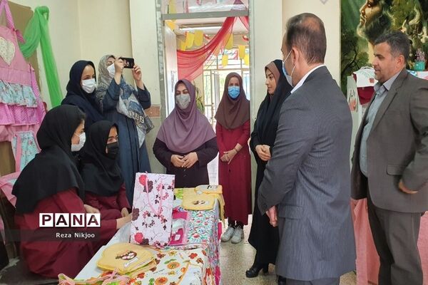نمایشگاه دست‌سازه‌های دانش‌آموزان استثنایی در بهارستان یک