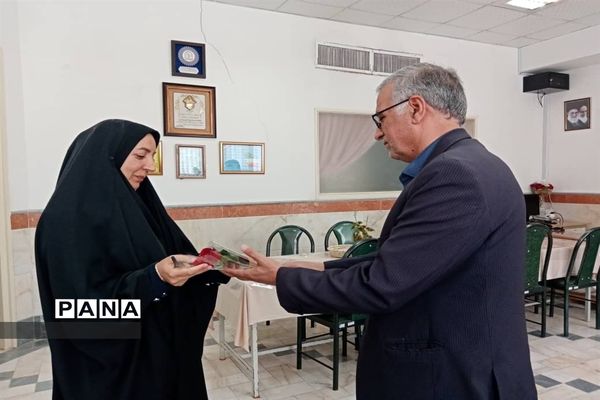 قدردانی از معلمان همیار موسسه خیریه دارالاکرام قم