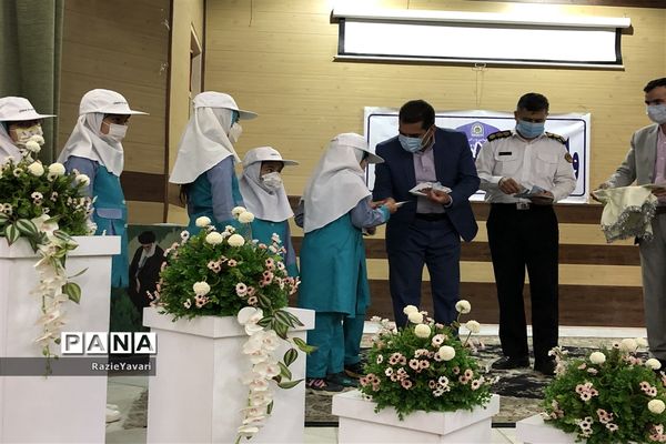 اهدای کارت همیاران پلیس به دانش‌آموزان