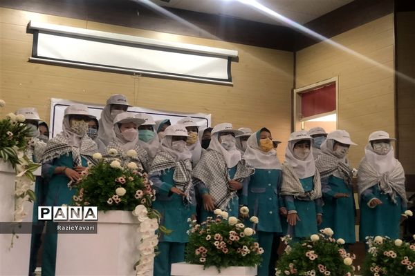 اهدای کارت همیاران پلیس به دانش‌آموزان