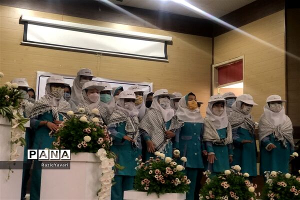 اهدای کارت همیاران پلیس به دانش‌آموزان