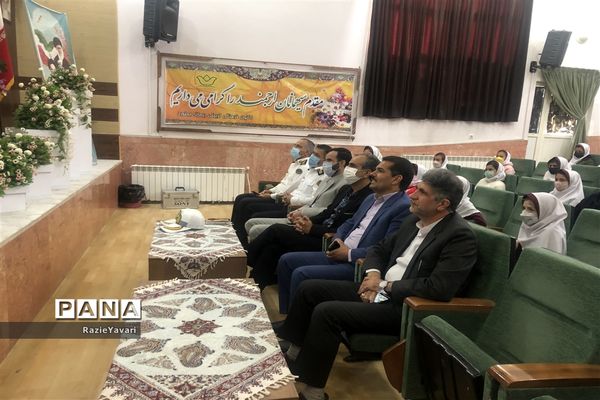 اهدای کارت همیاران پلیس به دانش‌آموزان