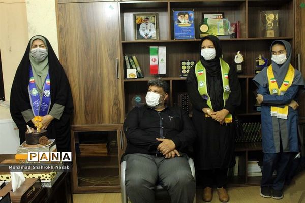 دیدار جمعی از دانش‌آموزان مدرسه تشکیلاتی پاینده با مدیر سازمان دانش‌آموزی استان خوزستان